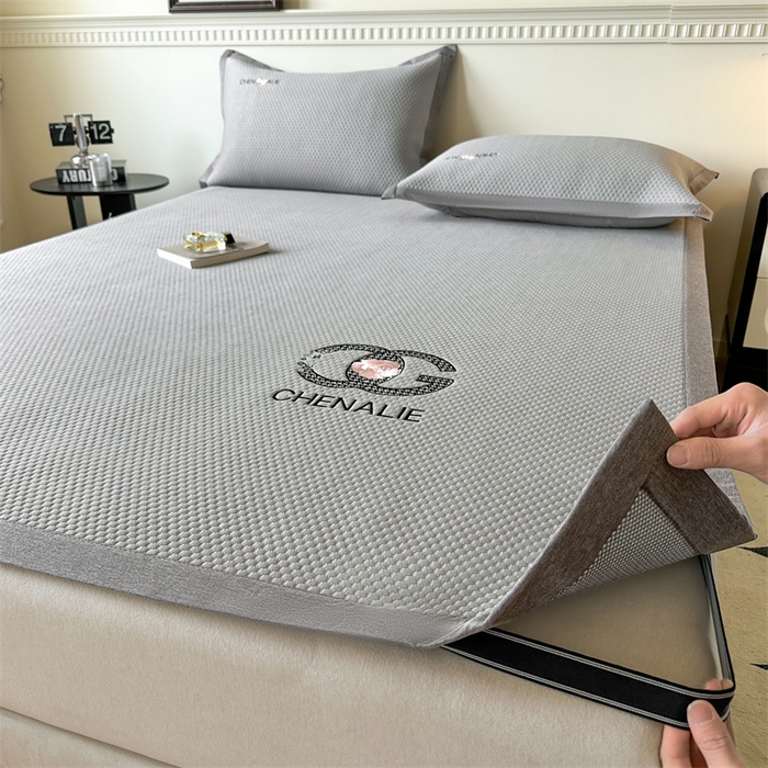 91家纺网 家纺一手货源 找家纺 启程家纺 2025春夏新款冰豆豆凉席刺绣款复合三明治三件套 小香风-灰