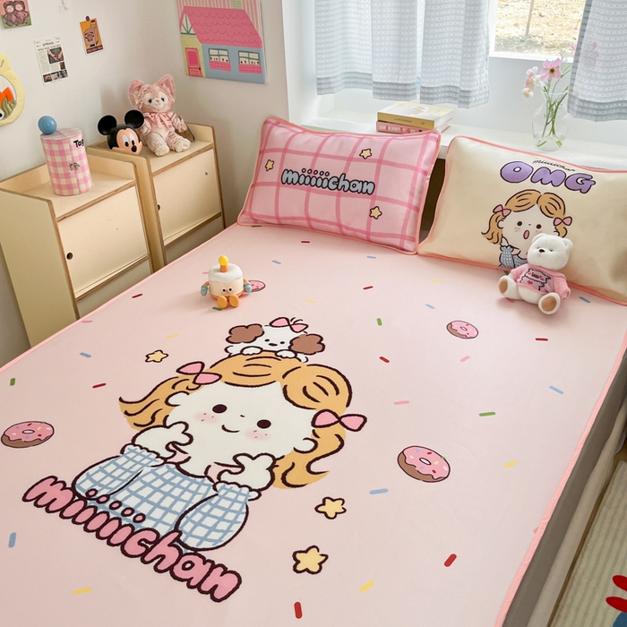 91家纺网 家纺一手货源 找家纺 金爱家  2025新款正版授权miiiiichan可爱卡通大版数码印花A类1200D冰感丝凉感席冰丝三件套平铺床笠系列 甜甜圈女孩