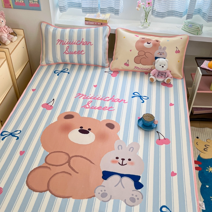 91家纺网 家纺一手货源 找家纺 金爱家  2025新款正版授权miiiiichan可爱卡通大版数码印花A类1200D冰感丝凉感席冰丝三件套平铺床笠系列 樱桃小熊