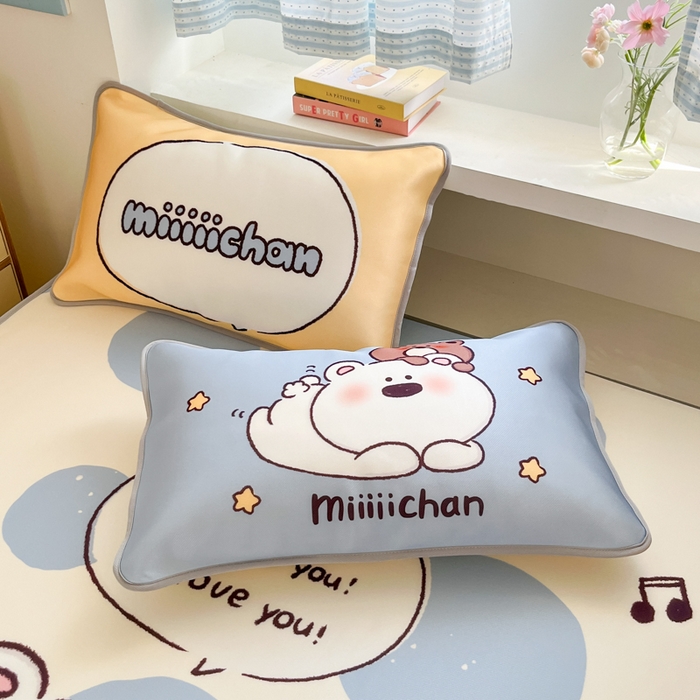 91家纺网 家纺一手货源 找家纺 金爱家  2025新款正版授权miiiiichan可爱卡通大版数码印花A类1200D冰感丝凉感席冰丝三件套平铺床笠系列 蓝色波点熊