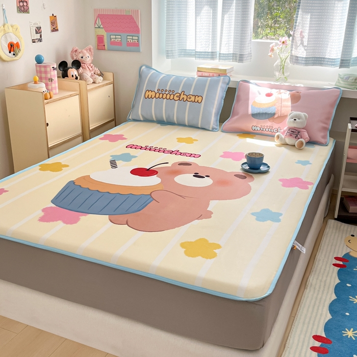 91家纺网 家纺一手货源 找家纺 金爱家  2025新款正版授权miiiiichan可爱卡通大版数码印花A类1200D冰感丝凉感席冰丝三件套平铺床笠系列 奶油小熊