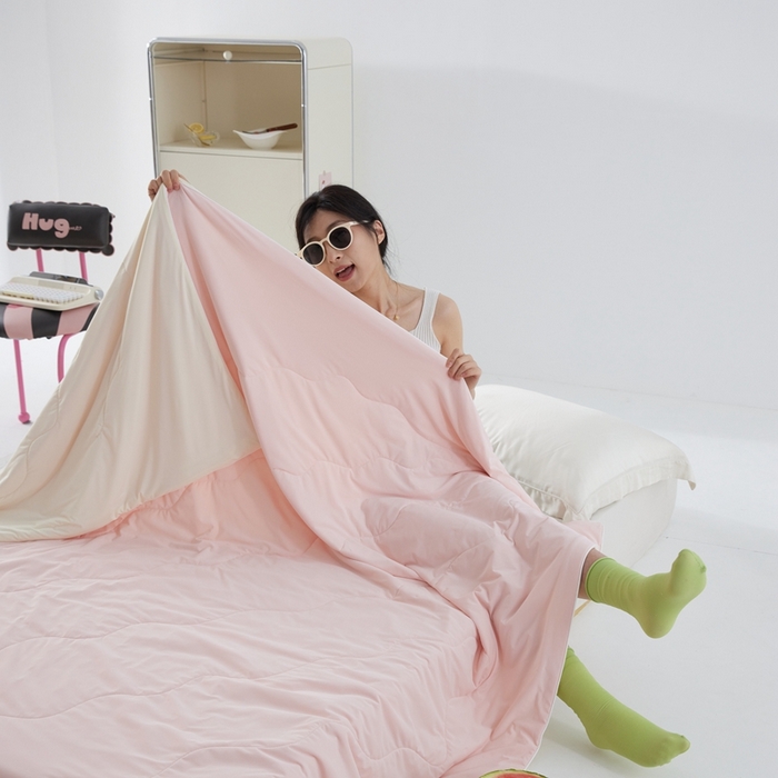 91家纺网 家纺一手货源 找家纺 2025春夏新款A类母婴级西瓜啵啵凉感被锦氨夏凉被空调被 蜜桃粉+淡雅黄