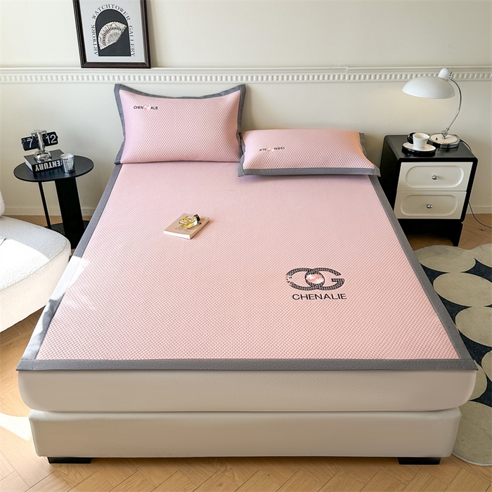 91家纺网 家纺一手货源 找家纺 启程家纺 2025春夏新款冰豆豆凉席刺绣款复合三明治三件套 小香风-粉