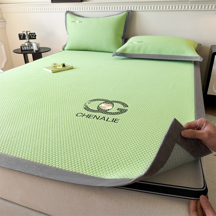 91家纺网 家纺一手货源 找家纺 启程家纺 2025春夏新款冰豆豆凉席刺绣款复合三明治三件套 小香风-绿