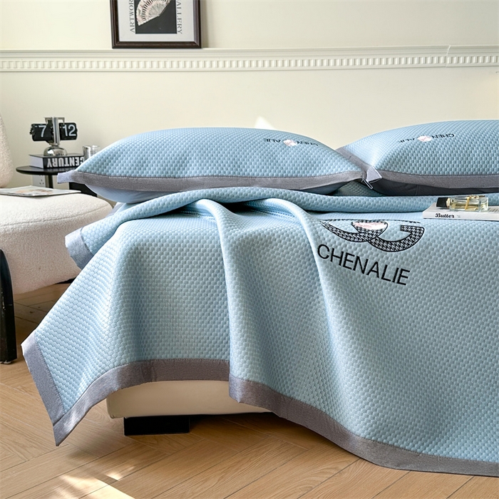 91家纺网 家纺一手货源 找家纺 启程家纺 2025春夏新款冰豆豆凉席刺绣款复合三明治三件套 小香风-蓝