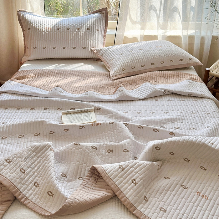 91家纺网 家纺一手货源 找家纺 美优兰 2025春夏新款双面天丝高温砂洗床盖 年年有余