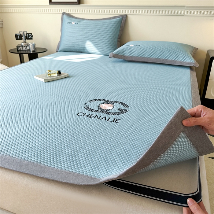 91家纺网 家纺一手货源 找家纺 启程家纺 2025春夏新款冰豆豆凉席刺绣款复合三明治三件套 小香风-蓝