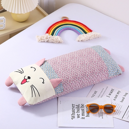 91家纺网 家纺一手货源 找家纺 （总）蔻眠 2025新款大脸猫-全棉印花卡通甜荞麦枕儿童学生护颈枕30x55cm