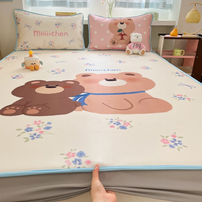 91家纺网 家纺一手货源 找家纺 金爱家  2025新款正版授权miiiiichan可爱卡通大版数码印花A类1200D冰感丝凉感席冰丝三件套平铺床笠系列 花束熊