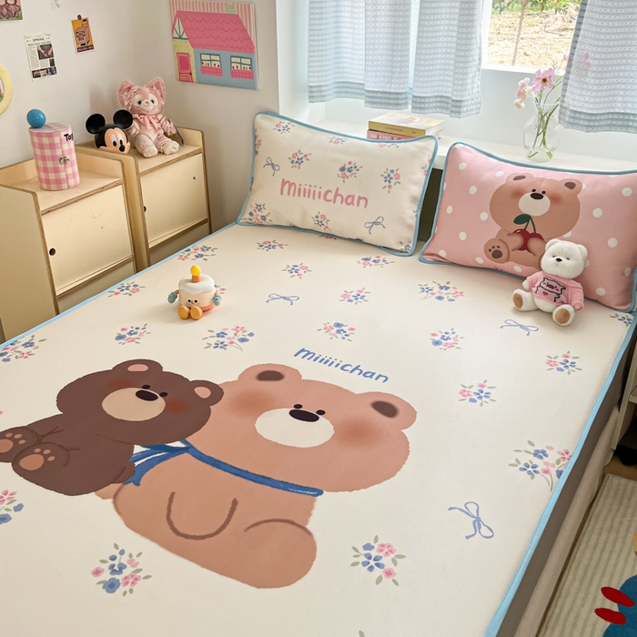 91家纺网 家纺一手货源 找家纺 金爱家  2025新款正版授权miiiiichan可爱卡通大版数码印花A类1200D冰感丝凉感席冰丝三件套平铺床笠系列 花束熊