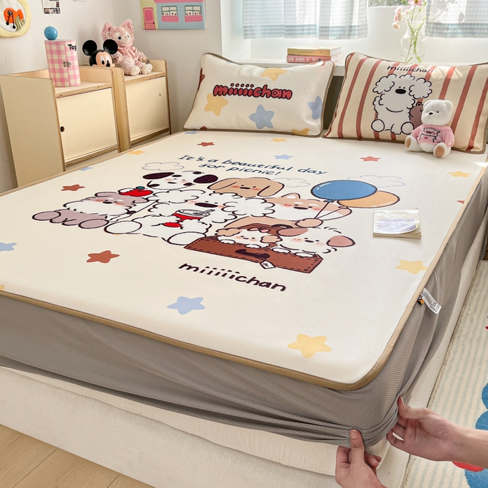 91家纺网 家纺一手货源 找家纺 金爱家  2025新款正版授权miiiiichan可爱卡通大版数码印花A类1200D冰感丝凉感席冰丝三件套平铺床笠系列 星愿小狗