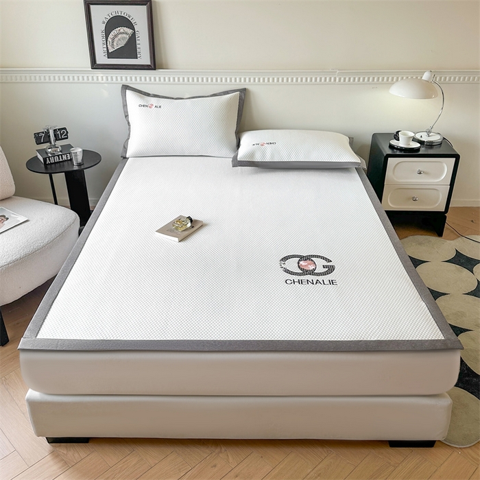 91家纺网 家纺一手货源 找家纺 启程家纺 2025春夏新款冰豆豆凉席刺绣款复合三明治三件套 小香风-白