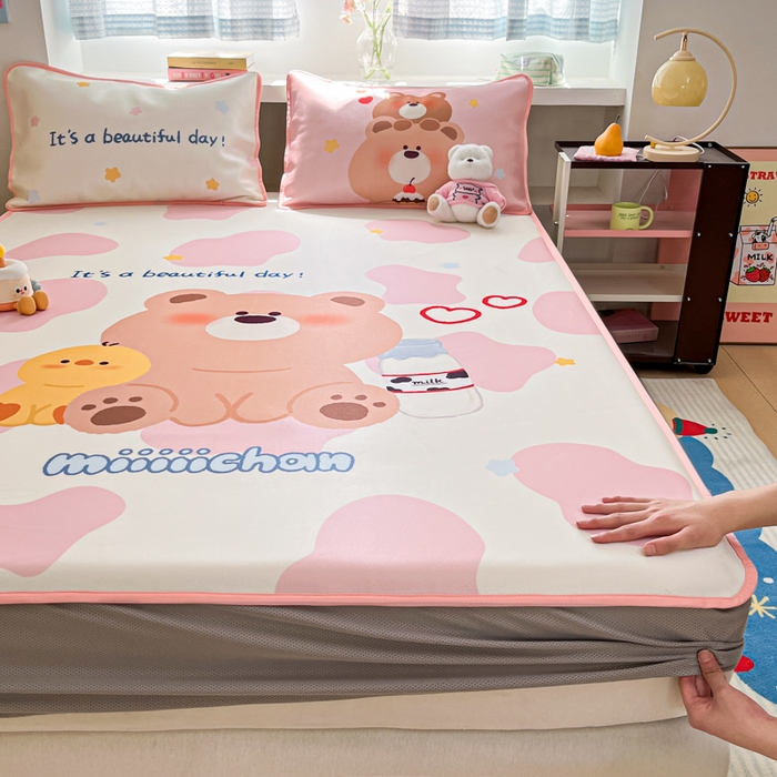 91家纺网 家纺一手货源 找家纺 金爱家  2025新款正版授权miiiiichan可爱卡通大版数码印花A类1200D冰感丝凉感席冰丝三件套平铺床笠系列 牛奶小熊