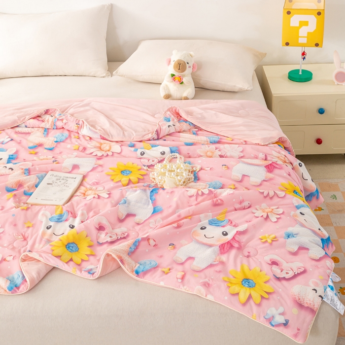 91家纺网 家纺一手货源 找家纺  居易简 2025新款5D夏被空调被A类云母仿锦氨凉感丝夏凉被 粉色独角兽