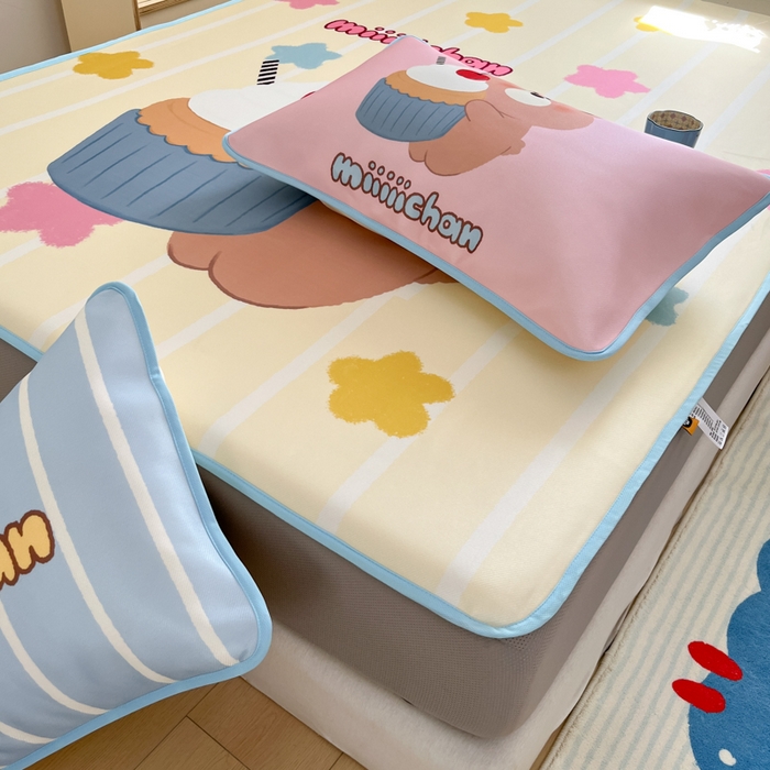 91家纺网 家纺一手货源 找家纺 金爱家  2025新款正版授权miiiiichan可爱卡通大版数码印花A类1200D冰感丝凉感席冰丝三件套平铺床笠系列 奶油小熊