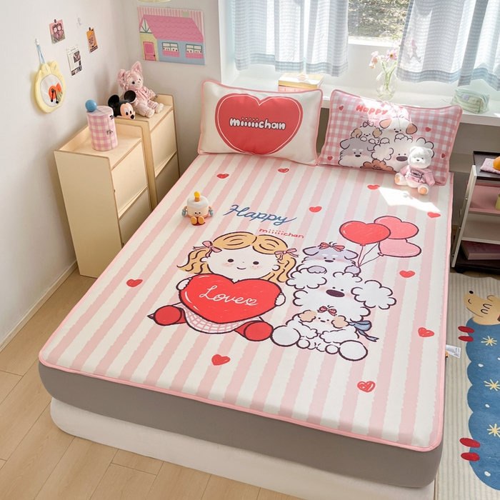 91家纺网 家纺一手货源 找家纺 金爱家  2025新款正版授权miiiiichan可爱卡通大版数码印花A类1200D冰感丝凉感席冰丝三件套平铺床笠系列 可爱莉莉