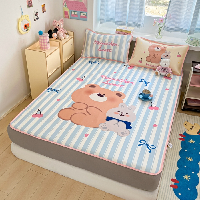 91家纺网 家纺一手货源 找家纺 金爱家  2025新款正版授权miiiiichan可爱卡通大版数码印花A类1200D冰感丝凉感席冰丝三件套平铺床笠系列 樱桃小熊