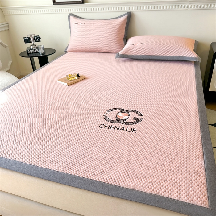 91家纺网 家纺一手货源 找家纺 启程家纺 2025春夏新款冰豆豆凉席刺绣款复合三明治三件套 小香风-粉