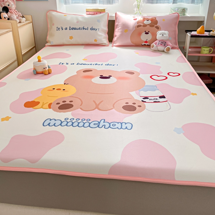 91家纺网 家纺一手货源 找家纺 金爱家  2025新款正版授权miiiiichan可爱卡通大版数码印花A类1200D冰感丝凉感席冰丝三件套平铺床笠系列 牛奶小熊