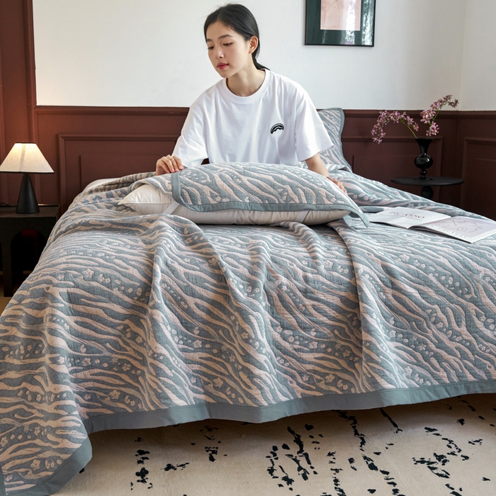 91家纺网 家纺一手货源 找家纺 棠薇家纺  2025新款北欧风盖毯毛巾被 木影驼兰