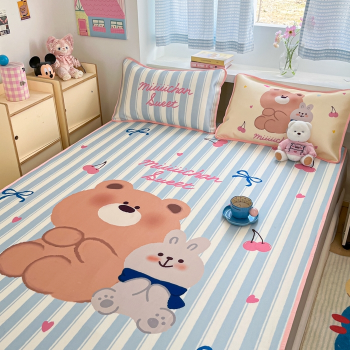 91家纺网 家纺一手货源 找家纺 金爱家  2025新款正版授权miiiiichan可爱卡通大版数码印花A类1200D冰感丝凉感席冰丝三件套平铺床笠系列 樱桃小熊