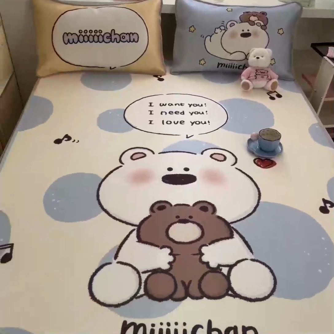 91家纺网 家纺一手货源 找家纺 金爱家  2025新款正版授权miiiiichan可爱卡通大版数码印花A类1200D冰感丝凉感席冰丝三件套平铺床笠系列 蓝色波点熊