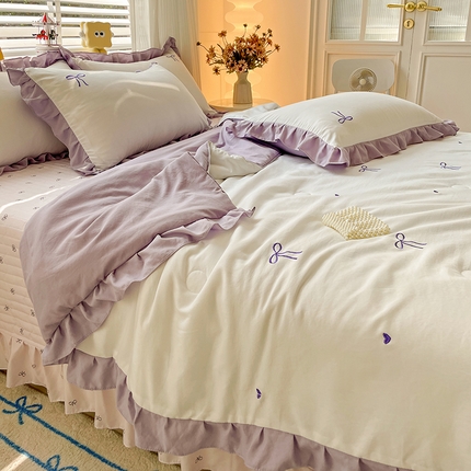 91家纺网 家纺一手货源 找家纺 2025新款绣花双层纱针织棉夏被床盖四件套全棉夏被四件套 蝴蝶结紫