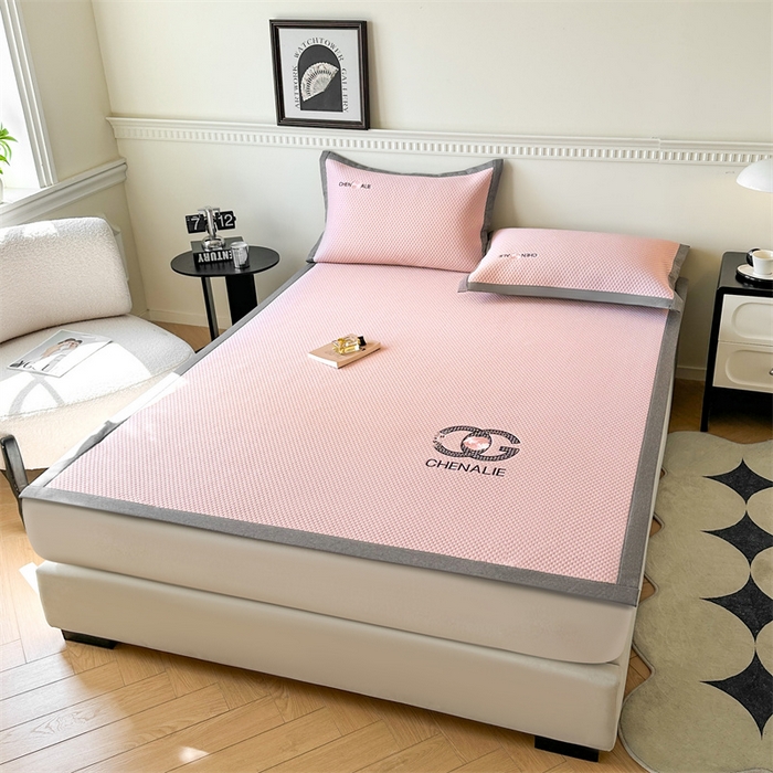 91家纺网 家纺一手货源 找家纺 启程家纺 2025春夏新款冰豆豆凉席刺绣款复合三明治三件套 小香风-粉