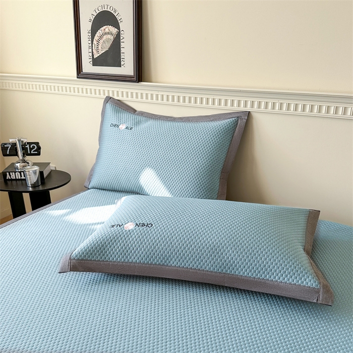 91家纺网 家纺一手货源 找家纺 启程家纺 2025春夏新款冰豆豆凉席刺绣款复合三明治三件套 小香风-蓝