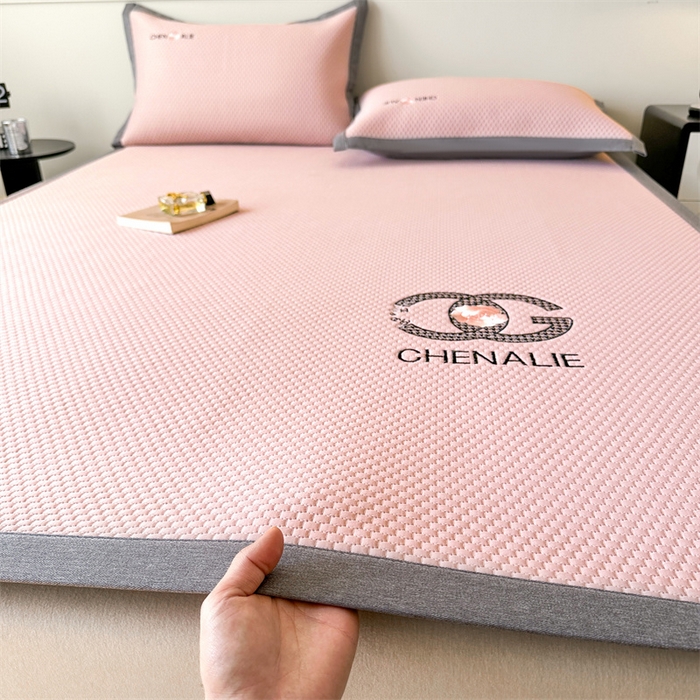 91家纺网 家纺一手货源 找家纺 启程家纺 2025春夏新款冰豆豆凉席刺绣款复合三明治三件套 小香风-粉