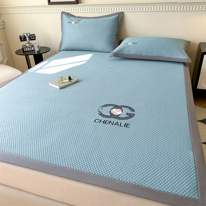 91家纺网 家纺一手货源 找家纺 启程家纺 2025春夏新款冰豆豆凉席刺绣款复合三明治三件套 小香风-蓝