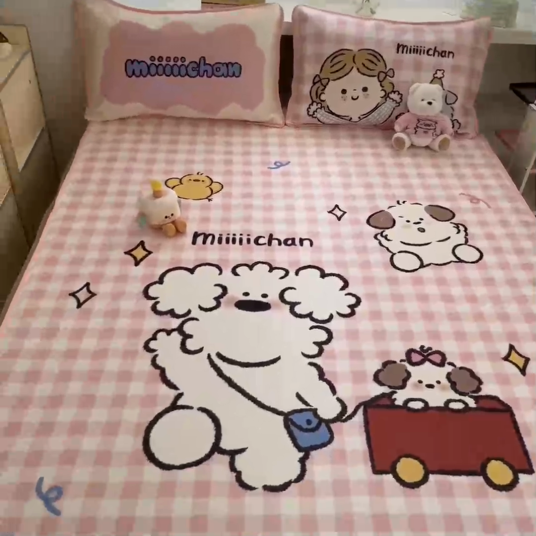 91家纺网 家纺一手货源 找家纺 金爱家  2025新款正版授权miiiiichan可爱卡通大版数码印花A类1200D冰感丝凉感席冰丝三件套平铺床笠系列 狗狗乐园