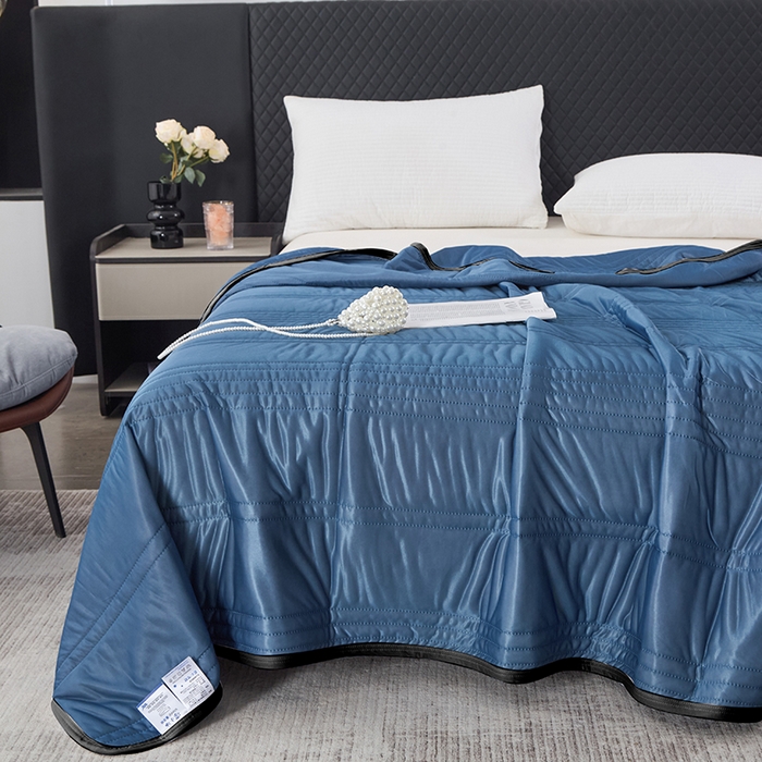 91家纺网 家纺一手货源 找家纺 丝薇雅 2025新款凉感丝夏被冰淇淋夏凉被 黑边-条纹湖蓝