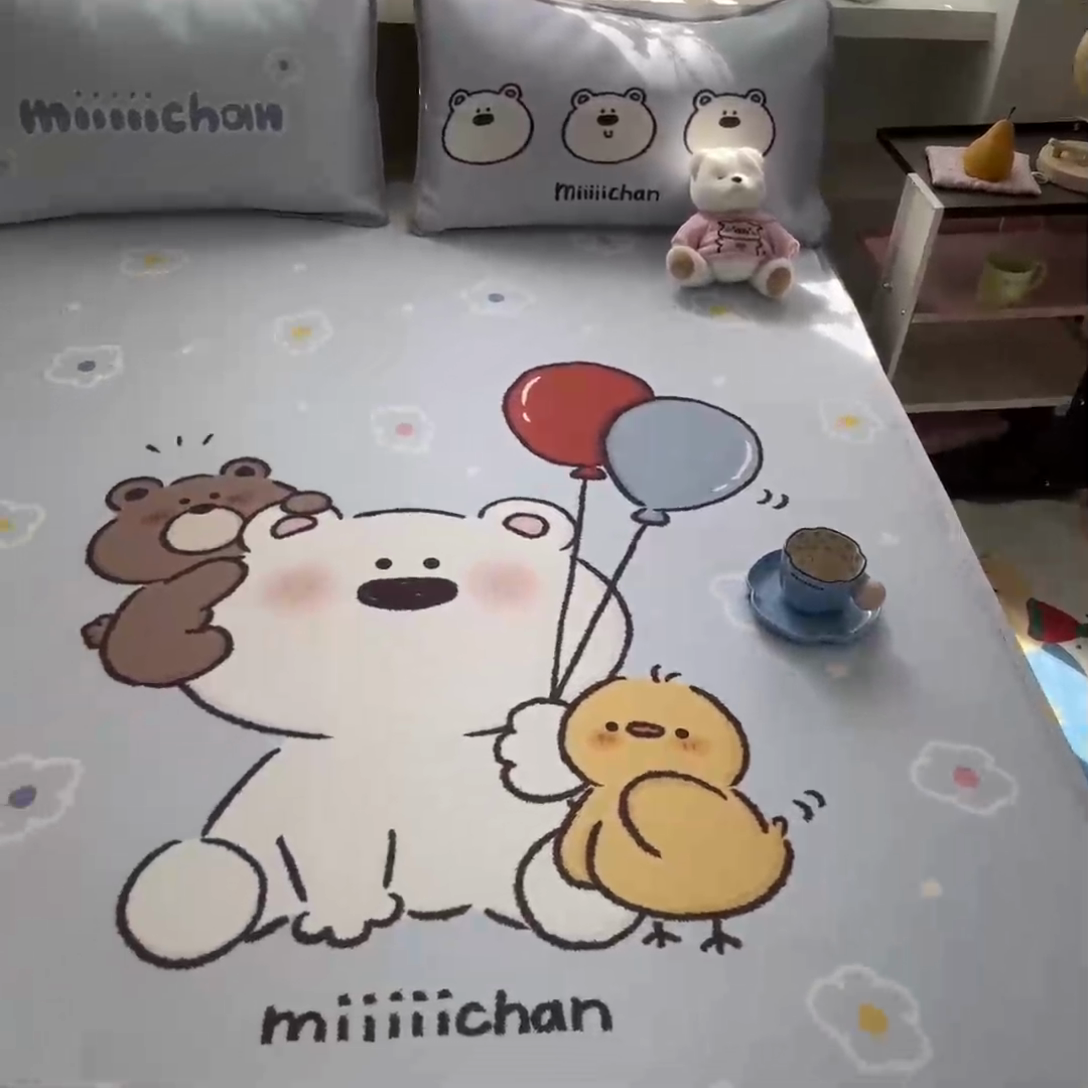 91家纺网 家纺一手货源 找家纺 金爱家  2025新款正版授权miiiiichan可爱卡通大版数码印花A类1200D冰感丝凉感席冰丝三件套平铺床笠系列 熊仔派对