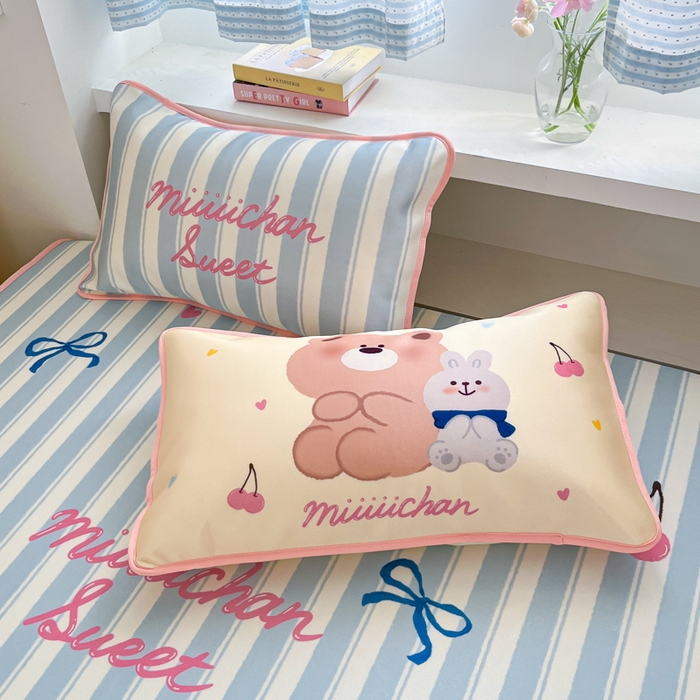 91家纺网 家纺一手货源 找家纺 金爱家  2025新款正版授权miiiiichan可爱卡通大版数码印花A类1200D冰感丝凉感席冰丝三件套平铺床笠系列 樱桃小熊