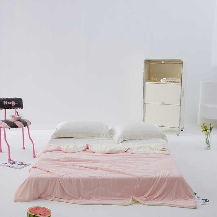 91家纺网 家纺一手货源 找家纺 2025春夏新款A类母婴级西瓜啵啵凉感被锦氨夏凉被空调被 蜜桃粉+淡雅黄