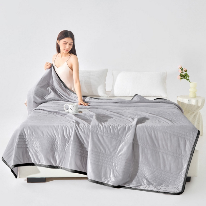 91家纺网 家纺一手货源 找家纺 丝薇雅 2025新款凉感丝夏被冰淇淋夏凉被 黑边-条纹灰色