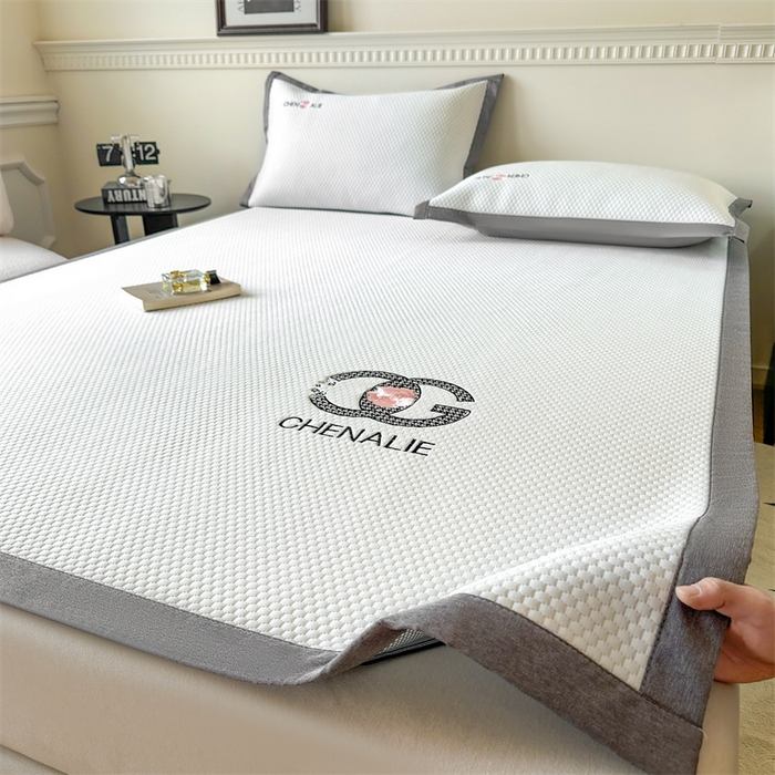 91家纺网 家纺一手货源 找家纺 启程家纺 2025春夏新款冰豆豆凉席刺绣款复合三明治三件套 小香风-白