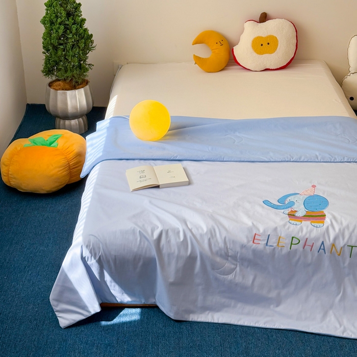 91家纺网 家纺一手货源 找家纺 2025新款快乐多巴胺纯棉夏被 蓝色彩虹小象