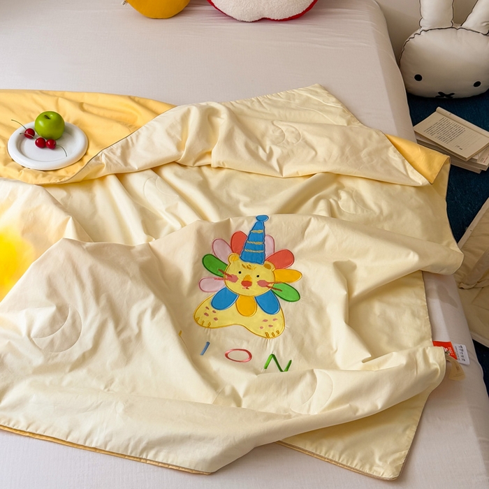 91家纺网 家纺一手货源 找家纺 2025新款快乐多巴胺纯棉夏被 黄色彩虹小狮子