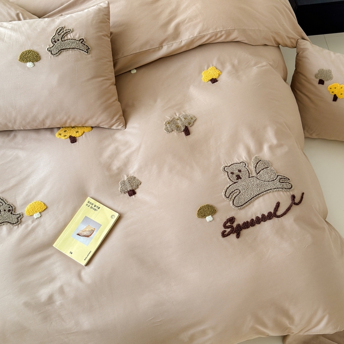 91家纺网 家纺一手货源 找家纺 锦觅家纺 2025新款卡通小清新毛巾绣全棉纯棉四件套（大版定位花型） 丛林趣事