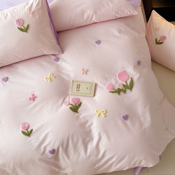 91家纺网 家纺一手货源 找家纺 锦觅家纺 2025新款卡通小清新毛巾绣全棉纯棉四件套（大版定位花型） 蝶恋花（粉紫）