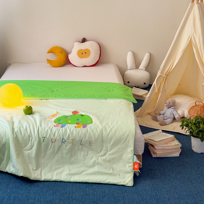 91家纺网 家纺一手货源 找家纺 2025新款快乐多巴胺纯棉夏被 绿色彩虹小恐龙