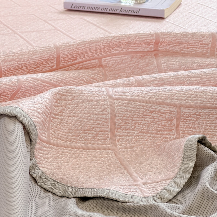 91家纺网 家纺一手货源 找家纺 棉生活家纺 2025新款高端款冰离子超软按摩凉席 方格-粉-床裙款