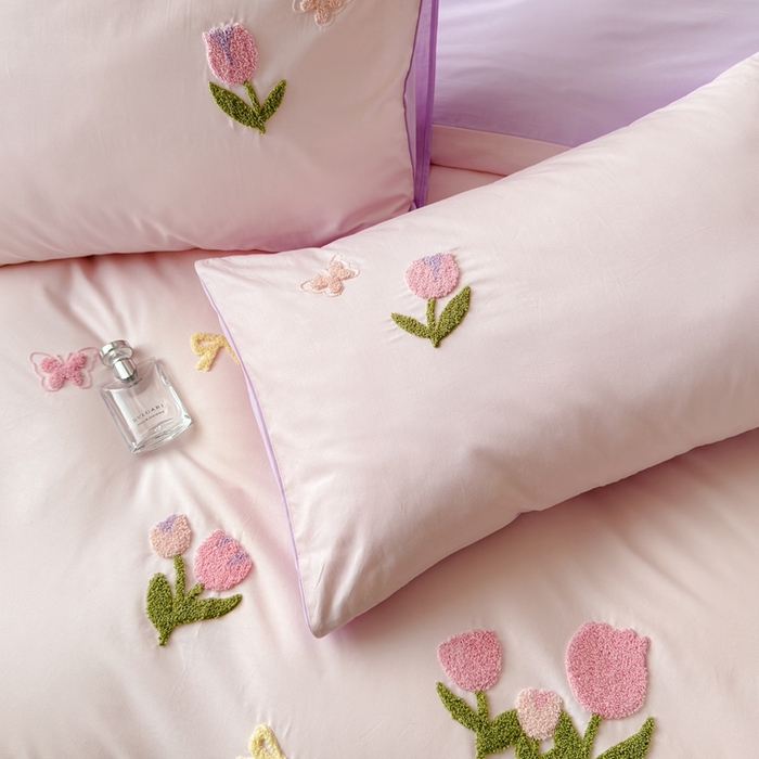 91家纺网 家纺一手货源 找家纺 锦觅家纺 2025新款卡通小清新毛巾绣全棉纯棉四件套（大版定位花型） 蝶恋花（粉紫）