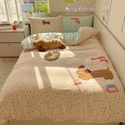 91家纺网 家纺一手货源 找家纺 顾里家纺 2025新款ins韩系童趣毛巾绣云朵棉四件套 彩色腊肠狗