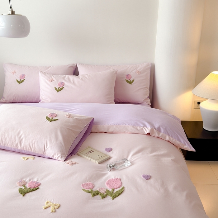 91家纺网 家纺一手货源 找家纺 锦觅家纺 2025新款卡通小清新毛巾绣全棉纯棉四件套（大版定位花型） 蝶恋花（粉紫）