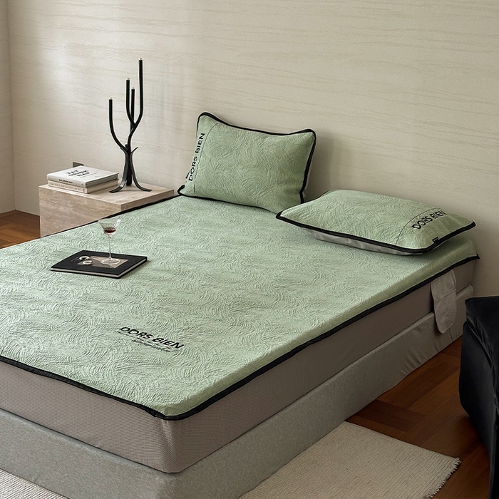 91家纺网 家纺一手货源 找家纺 圆岛家纺 2025新款3D高分子凉感浮雕提花软凉席床笠款三件套 漠语-绿