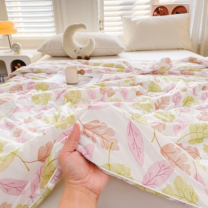 91家纺网 家纺一手货源 找家纺 好梦来家纺（原锦茂家纺） 2025新款印花凉感丝抗菌夏被 叶叶相伴