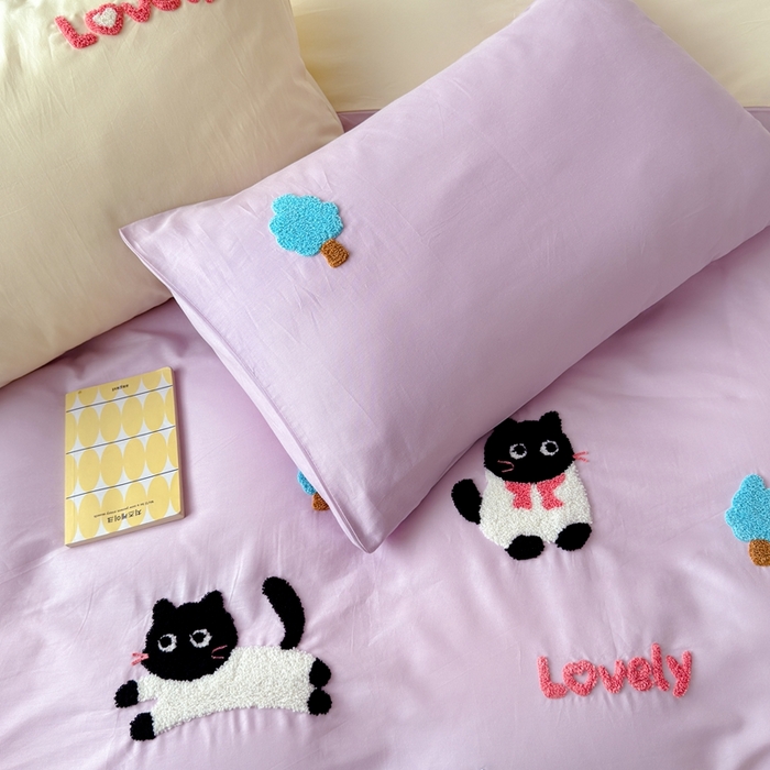 91家纺网 家纺一手货源 找家纺 锦觅家纺 2025新款卡通小清新毛巾绣全棉纯棉四件套（大版定位花型） 嬉戏猫咪